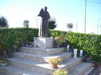 La statua di Padre Pio