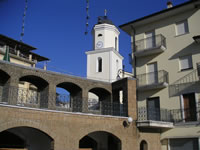 Veduta di parte della piazza principale, vista dalla nuova piazza dove è ubicata una fontana