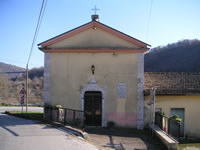 La facciata della piccola chiesa o cappella del Carmine
