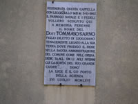 La lapide che ricorda  il restauro della chiesa operato grazie alla legge Sullo del 1962 ed il medico e sindaco di Luogosano Tommaso Sarno