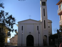 La chiesa di S. Maria, che si erge su di  una collina sopra l'abitato di Vallata