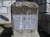Scrittura incisa sulla fontana in pietra