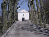 La chiesetta di S. Antonio, al termine di un bel vialetto alberato