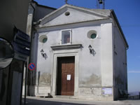 La facciata della piccola chiesa di S. Anna