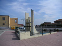 La fontana nella piazza centrale del nuovo paese