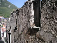 L'immagine mostra le pessime condizioni in cui versa il borgo medioevale di Capocastello