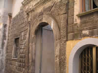 Capocastello di Mercogliano: un bellissimo portale in pietra nei pressi della Porta dei Santi, all'inizio del borgo medioevale
