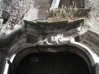 Particolare di un portale in pietra a Capocastello