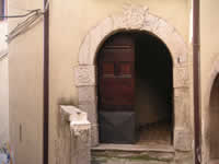 Portale in pietra risalente al 1721