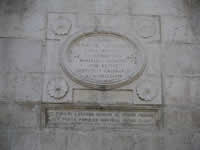 Particolare della fontana nella piazza centrale di Mercogliano, nella parte in cui sono incise due iscrizioni in latino