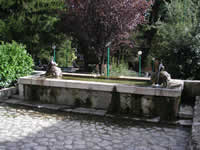 La fontana con due paperi dal cui becco fuoriesce acqua fresca, che si trova all'esterno della Villa comunale di Mercogliano