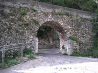 Una delle due porte residue dell'antico borgo medioevale di Capocastello: la Porta dell'acqua