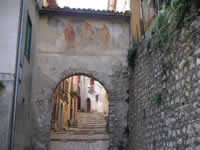 Porta dei Santi, all'ingresso inferiore di Capocastello