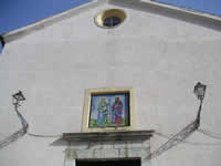 La parte superiore della facciata della chiesa dedicata ai Santi Pietro e Paolo