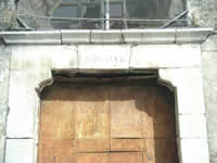 Portale in pietra sulla facciata del Santissimo Salvatore. Tale portale, se abbiamo ben interpretato la scritta su di esso scolpita, risalirebbe al 1558