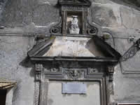 Particolare della facciata della chiesa del Santissimo Salvatore, che riporta delle scritte in latino e la data del 1636