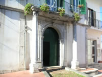 Il bel portale in pietra del palazzo Cappuccio