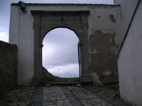L'arco che dà accesso ai ruderi del castello di Montecalvo Irpino