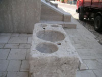 La Sekoma, pesa pubblica al tempo dei romani, vista di lato