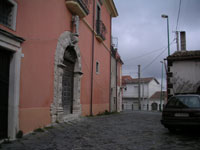 La strada fiancheggia il Trappeto