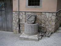 Elemento in pietra sopra una base di colonna