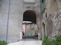 Porta Ripa, risalente al XII secolo, cui tramite si attraversavano le mura del borgo medioevale di Montefalcione