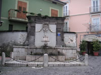 La fontana del XVIII secolo nella piazza centrale di Monteforte Irpino, nei pressi della chiesa di S. Nicola di Bari