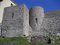 Mura del castello ed una torre circolare