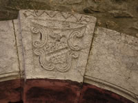 Simbolo nobiliare scolpito sopra un portale in pietra del castello