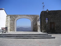 Arco-terrazza da cui si ammira un notevole panorama dalla piazza centrale di Montefredane