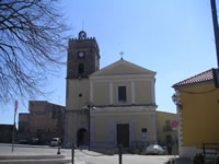 La facciata e la torre campanaria della chiesa di Santa Maria del Carmine