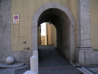 L'arco che consente di accedere al castello di Montefredane. Tale arco si trova lungo le mura della chiesa di Santa Maria del Carmine