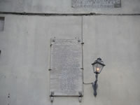 La lapide commemorativa dei Caduti della Seconda Guerra Mondiale, che si trova sulla parete esterna della chiesa di S. Giovanni in Vaglio