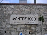 Un pannello in pietra che ci accoglie all'arrivo a Montefusco, che ricorda l'altitudine (metri 797) e gli abitanti (2934), oggi molto ridottisi