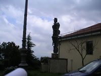 Moderno monumento ai Caduti