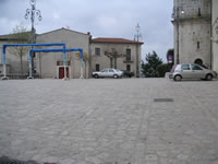 La vasta piazza su cui si sviluppa la parete laterale della chiesa di S. Giovanni in Vaglio