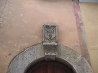 La parte superiore di un portale in pietra