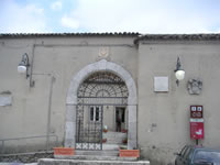 Il portale d'ingresso del castello-carcere borbonico