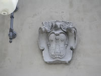 Uno stemma in pietra sulla facciata del castello-carcere borbonico