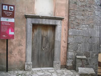 Il portale d'ingresso in pietra dell'Oratorio di S. Giacomo, risalente al XII secolo