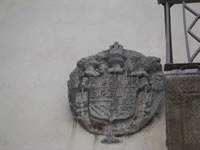 Uno stemma sulla facciata del palazzo Aggiutorio