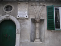 La colonna incastonata nella parete esterna dell'ex palazzo della Dogana