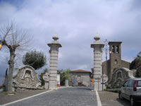 Le due colonne settecentesche che indicano il punto in cui sorgeva la Porta di San Bartolomeo, una delle tre antiche porte di Montefusco