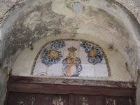 La Madonna dipinta su quadrati di maiolica. Si trova sopra il portale della chiesa di S. Bartolomeo