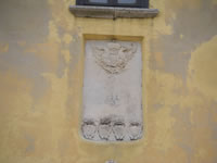 Una lapide del 1730 sulla parete esterna della chiesa di S. Caterina da Siena