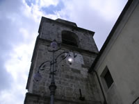 L'imponente campanile della chiesa di S. Giovanni del Vaglio, ricostruito dopo un terremoto nel 1541