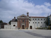 La chiesa di S. Maria delle Grazie, fuori dell'abitato di Montefusco, che risale al XVII secolo