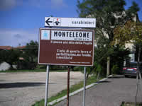 Il cartello stradale che accogie i visitatori a Monteleone di Puglia
