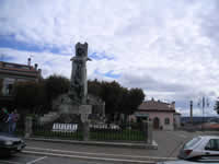 Il monumento ai caduti a Monteleone di Puglia