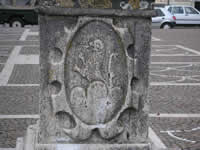 Lo stemma scolpito sulla croce in pietra di Monteleone di Puglia